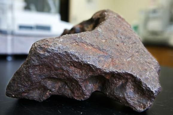 Чоловік пів життя підпирав дорогим артефактом двері свого сараю. Вчені з'ясувалищо цей камінь є найціннішим шматком метеорита.