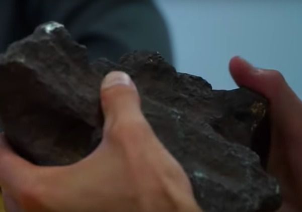 Чоловік пів життя підпирав дорогим артефактом двері свого сараю. Вчені з'ясувалищо цей камінь є найціннішим шматком метеорита.