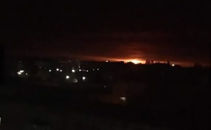 У Чернігівській області поблизу Ічні горять склади боєприпасів. З населеного пункту біля місця пожежі вже евакуювали 10 тисяч осіб.