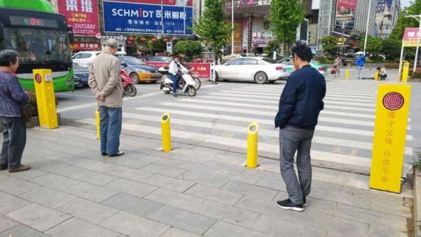 В Китаї пішоходів, які переходять дорогу на червоний колір обприскують водою. Дивовижний винахід для збереження життя.