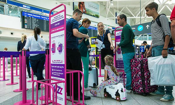 Wizz Air змінив правила перевозу багажу. Провезти безкоштовно можна буде тільки маленьку сумку під сидінням.