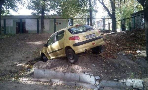 Як так вийшло: у Києві зняли унікального "майстра" паркування. Як водієві вдалося забратися на пагорб - невідомо.