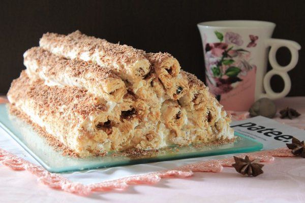 Торт «Яблучна хатинка» зі сметанним кремом. Ніжне пісочне тісто з яблучною нчинкою.