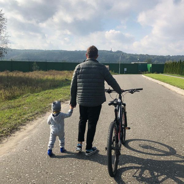 Сімейний відпочинок: Юрій Горбунов катається на велосипеді з сином. Телеведучий порадував прихильників новим фото у мережі.