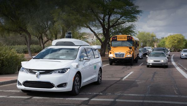 До кінця року компанія Waymo запустить загальнодоступний сервіс безпілотного таксі. Безпілотні автомобілі Waymo проїхали 10000000 миль дорогами загального користування.