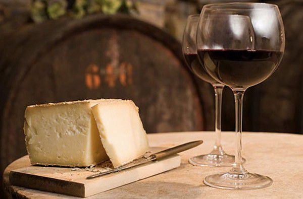 Як правильно поєднати сир з вином. Дует створюється швидше на творчій основі, й у першу чергу варто орієнтуватися на власний смак.
