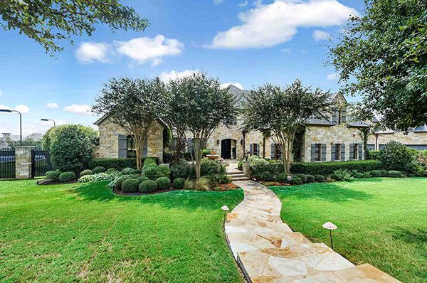 З-за низького попиту Селені Гомес довелося декілька разів знижувати ціну на будинок. Селена Гомес продала свій розкішний будинок в Техасі.