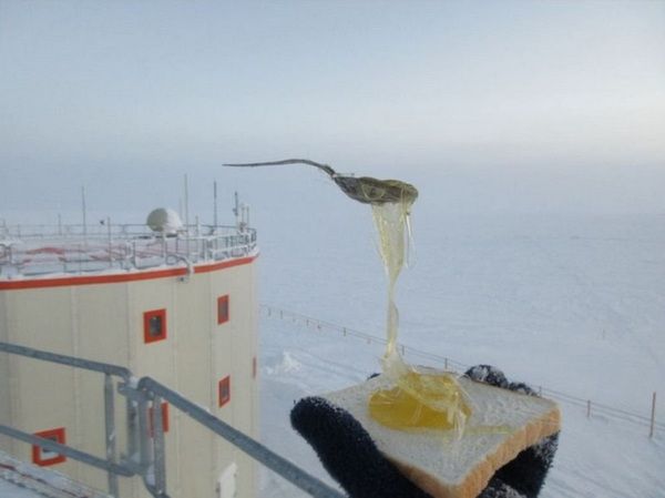 Цікаво: Як 13 дослідників виживають у холодній Антарктиді. Вони можуть зберігати їжу у величезних контейнерах прямо на вулиці.