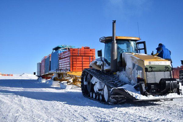 Цікаво: Як 13 дослідників виживають у холодній Антарктиді. Вони можуть зберігати їжу у величезних контейнерах прямо на вулиці.