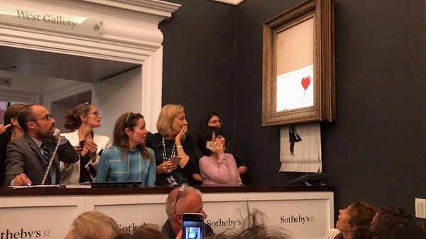 Полотно «Дівчинка з повітряною кулькою» самознищилося невдовзі після продажу за 1 мільйон англійських фунтів стерлінгів. Фокус картини Бенксі на аукціоні шокував мистецький світ.