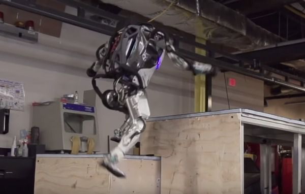 Ви повинні це побачити. Людиноподібний робот демонструє на відео чудеса паркуру. Вчені створили робота-паркуриста.