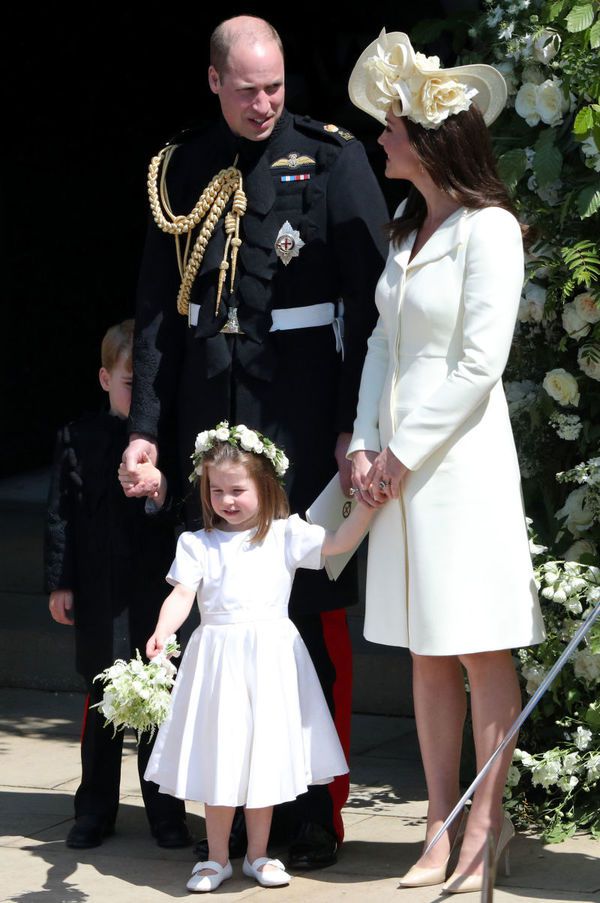 Герцогиня Кембриджська обрала вбрання дивного кольору на весіллі принцеси Євгенії. Кейт Міддлтон приїхала на весілля принцеси Євгенії в приголомшливому платті кольору фуксії.