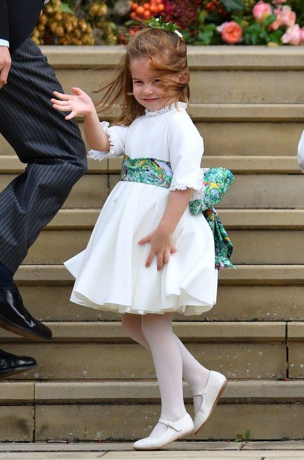 Головними зірками на другому у цьому році королівському весіллі знову стали маленькі принц Джордж і принцеса Шарлотта. Дівчинка так поспішала на церемонію, що не змогла втриматися на ногах.