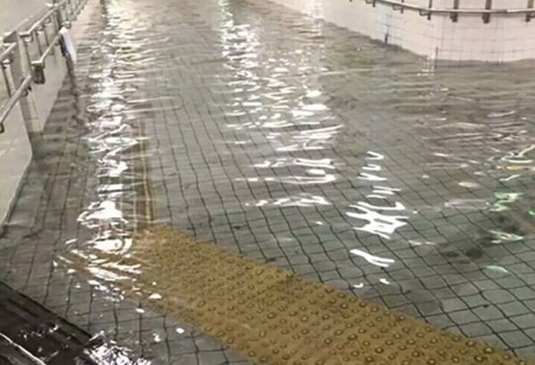 Ці фото потопу в Японії змусили здивуватися користувачів. Придивіться, ви не бачите нічого незвичайного?. Фотографії були зроблені в метро міста Хамамацу на сході Японії.