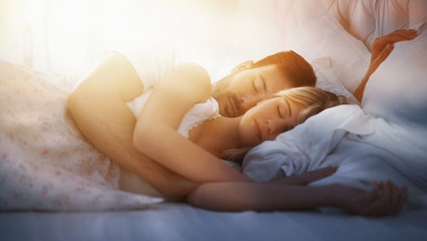 Сон в одному ліжку з коханою людиною важливий для нашого здоров'я. За словами вчених цьому є безліч доказів.