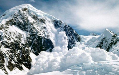 Снігова лавина у Гімалаях накрила табір з альпіністами. У Гімалаях зійшла лавина, загинули дев'ять альпіністів.