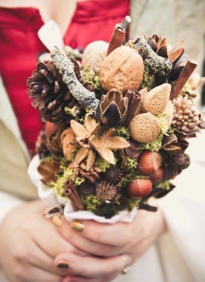 Трендові весільні осінні букети - така барвиста кольоротерапія припаде до душі кожного. Прекрасна різноманітність кольорів і відтінків, яке нам дарує осінь, більше не знайти ні в одному часі року.