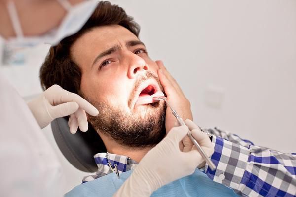 Погана гігієна порожнини рота може виявитися фактором ризику хвороби Альцгеймера. Результати, свідчать про те, що захворювання пародонту (наприклад, хронічне запалення ясен) можуть спровокувати невиліковну в даний час хворобу Альцгеймера.