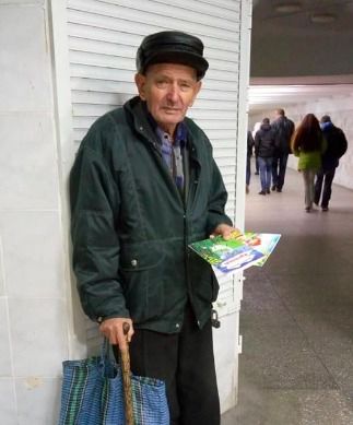 91-річний харків'янин продавав в метро свої казки, щоб заробити на хліб, але добрі люди і соцмережі змінили його життя!. Віра в людство повернута!