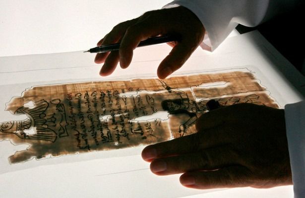 На аукціоні в Монако продали давньоєгипетський папірус за 1,35 млн євро. Про це повідомляє Le Figaro.