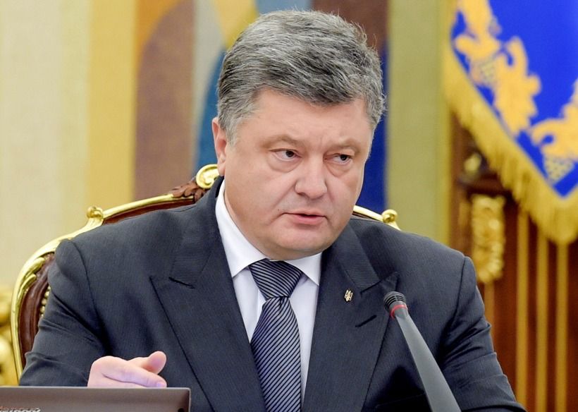 До Конституції України планується внесення змін. Президент Петро Порошенко анонсував прийняття змін до Конституції про курс України до Євросоюзу і НАТО найближчим часом. Про це він заявив в суботу, 13 жовтня, в Херсоні.