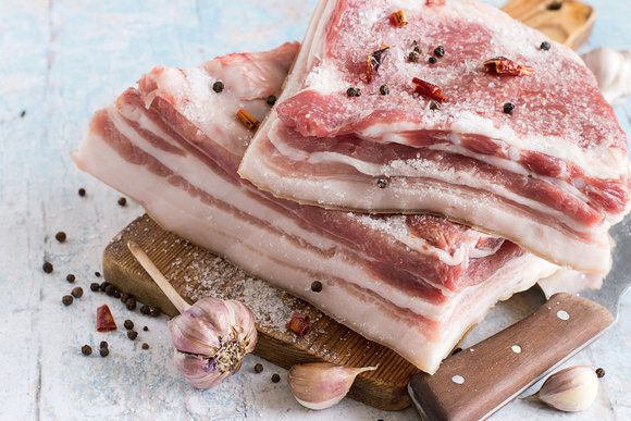 Дієтологи розповіли про користь свинини і сала. За словами експертів свинячий жир може принести організму багато користі.