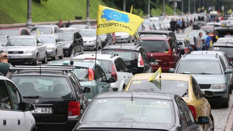Акція протесту: в Україні водії протестують проти підвищення цін на паливо. Водії влаштували флеш-моб і вимагали повернути ціни на паливо до рівня весни поточного року.