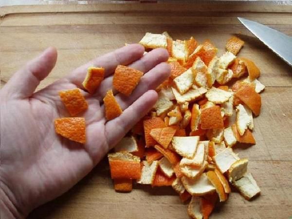 Чим корисна шкірка мандарина?. Не потрібно викидати мандаринові кірки. У них є 18 корисних застосувань.