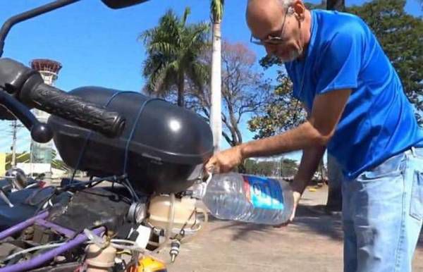 Завдяки 1 літру води, бразилець Рікардо Азеведо може проїхати 500 кілометрів на своєму покращеному мотоциклі. Його одноциліндровому мотоциклу Honda NX200 в якості революційного «палива» підійде як вода з-під крана, так і найближча калюжа.