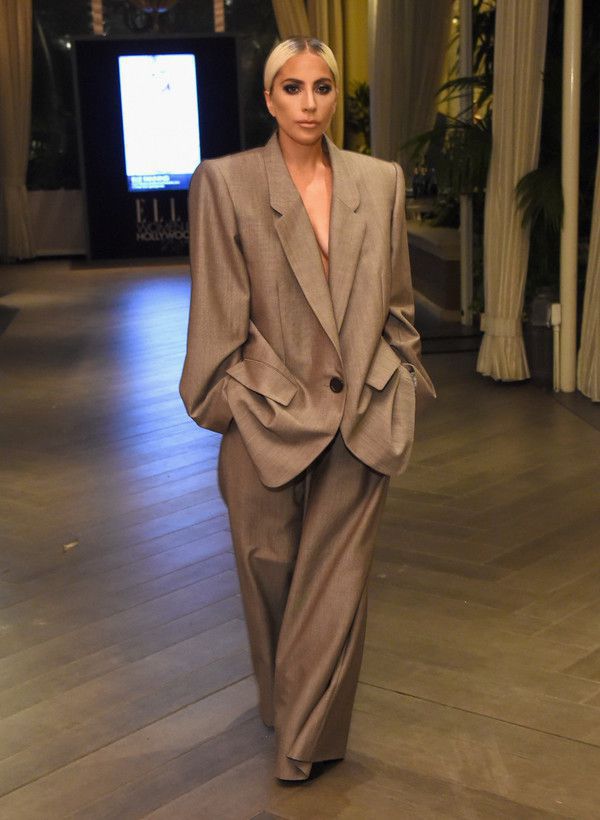 Леді Гага чи Кім Кардашьян?. Леді Гага з'явилася на модній вечірці в образі, який багатьом нагадав стиль Кім Кардашьян.