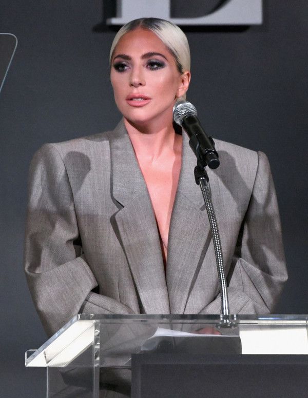 Леді Гага чи Кім Кардашьян?. Леді Гага з'явилася на модній вечірці в образі, який багатьом нагадав стиль Кім Кардашьян.