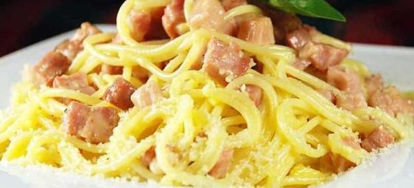 Соус карбонара – класичний рецепт. Соус карбонара здатний прості макарони перетворити в неймовірно смачну страву !