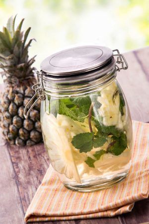 Причини ввести в свій щоденний раціон ананасову воду. Цей фрукт містить різноманітні вітаміни і мінерали, а також фермент бромелайн і амінокислоту триптофан.