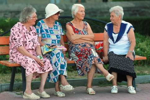 Анекдот дня: Чотири бабусі стверджували, що вони можуть вгадати вік діда. Пустотливі бабусі!