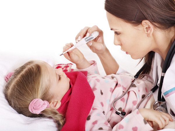 На Івано-Франківщинні понад 50 дітей захворіли на кір. Причиною спалаху кору стало недотримання вимог щодо зберігання та введення вакцин.