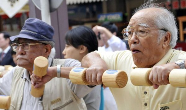 У Японіі майже 70 000 людей столітнього віку. Кількість людей віком від 100 років досягає рекордно високого показника, а жінки - 88% від загальної кількості.