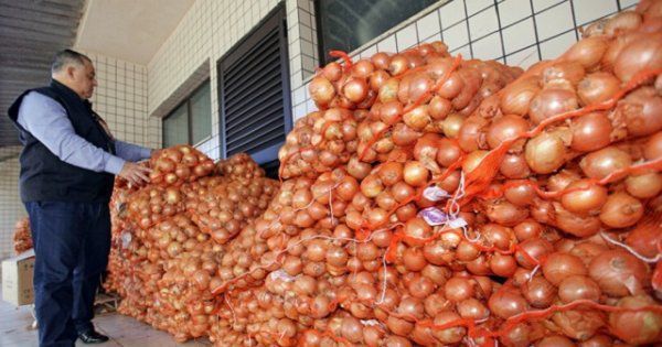 Через поганий врожай в Україні почали імпортувати цибулю з Казахстану. Завдяки цьому ціни на цибулю можуть знизитися.