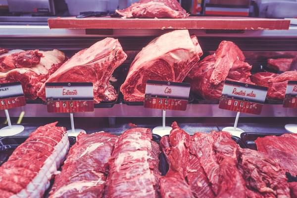 Цікаві факти про м'ясо, які допоможуть не помилитися у виборі. Наскільки м'ясо свіже, можна зрозуміти з його зовнішнього вигляду.