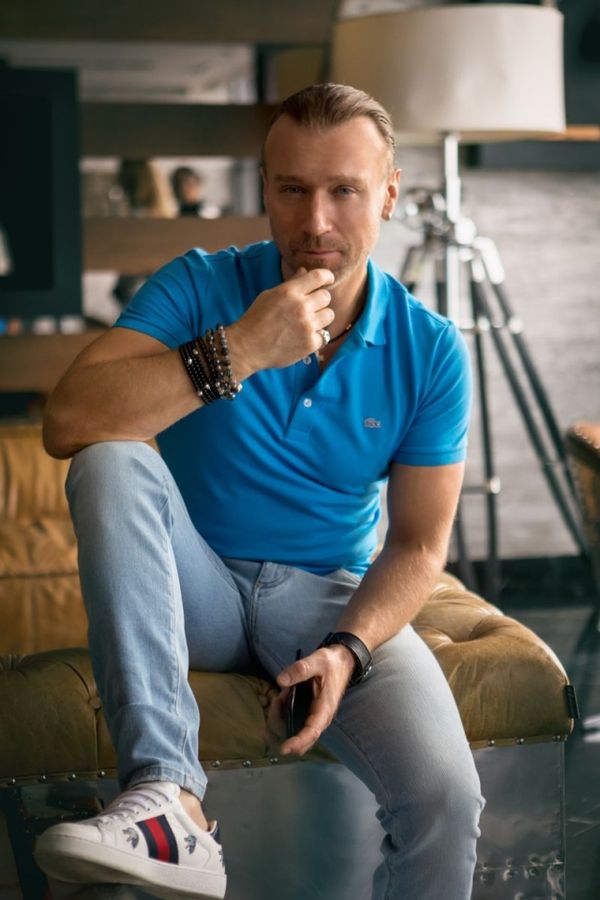 Олег Винник знявся у новій фотосесії та розповів про спілкування з дівчатами. Співак дав відверте інтерв'ю.