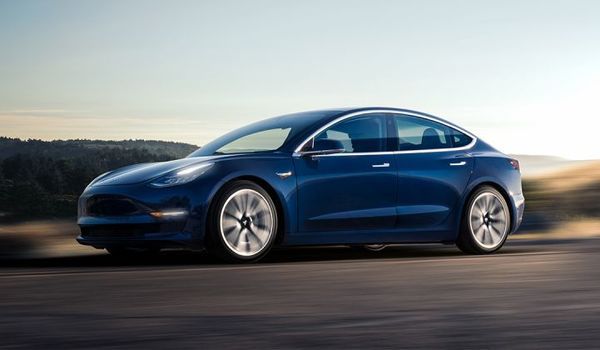 Маск показав нову бюджетну версію Tesla Model 3. Авто суттєво подешевшало за рахунок деяких змін.