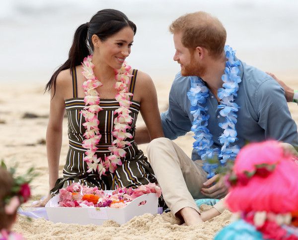 Королівське подружжя в Австралії: Меган Маркл та принц Гаррі вирушили на пляж. Подружжя відвідало акцію "Яскрава п'ятниця", вибравши для цього неформальне вбрання.