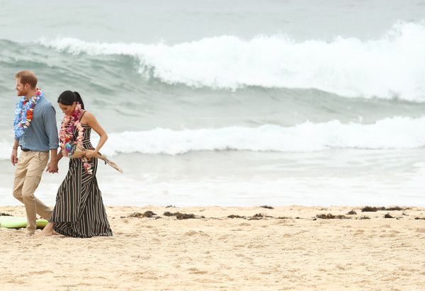 Королівське подружжя в Австралії: Меган Маркл та принц Гаррі вирушили на пляж. Подружжя відвідало акцію "Яскрава п'ятниця", вибравши для цього неформальне вбрання.