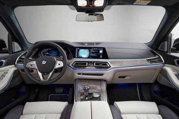 BMW представили семимісний кросовер X7. Старт продажів почнеться у березні майбутнього року.