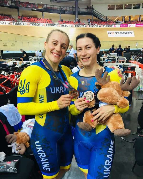 На Кубку світу з велотреку скарбничка української команди поповнилася двома нагородами. Українки здобули перемогу у перший день змагань.