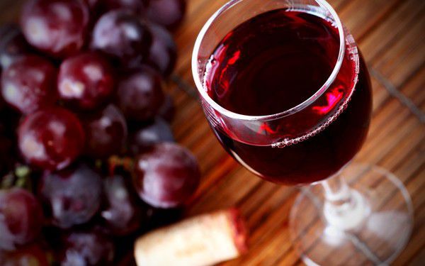 Лікарі підтвердили, що червоне сухе вино не тільки можна пити, але і потрібно. Якщо ти будеш дотримуватися рекомендованої дози 100-150 мл на добу, то улюблене вино позитивно позначиться на твоєму здоров'ї.
