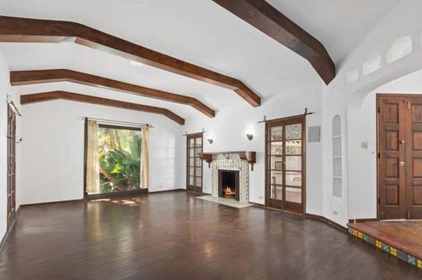 Леонардо Дікапріо продає розкішний особняк в Лос-Анджелесі. Будинок був куплений ще 1999 році.
