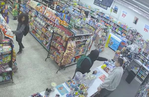 2 підлітка хотіли пограбувати магазин - але врятували продавця і його касу. Випадок зафіксували камери відеоспостереження.