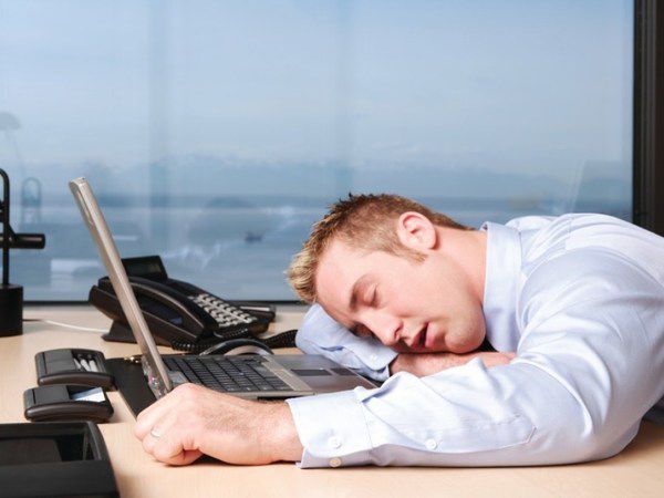 У Фінляндії офісним працівникам дозволено спати на роботі. Ми не жартуємо: час сну оплачується.