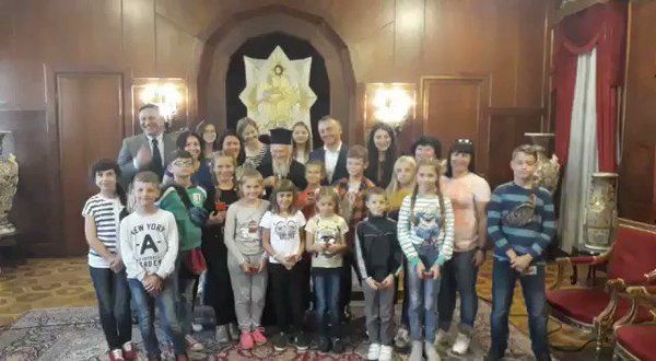 Патріарх Варфоломій зустрівся з дітьми загиблих українських бійців на Донбасі. Кожна дитина отримала від Вселенського патріарха Варфоломія подарунок.
