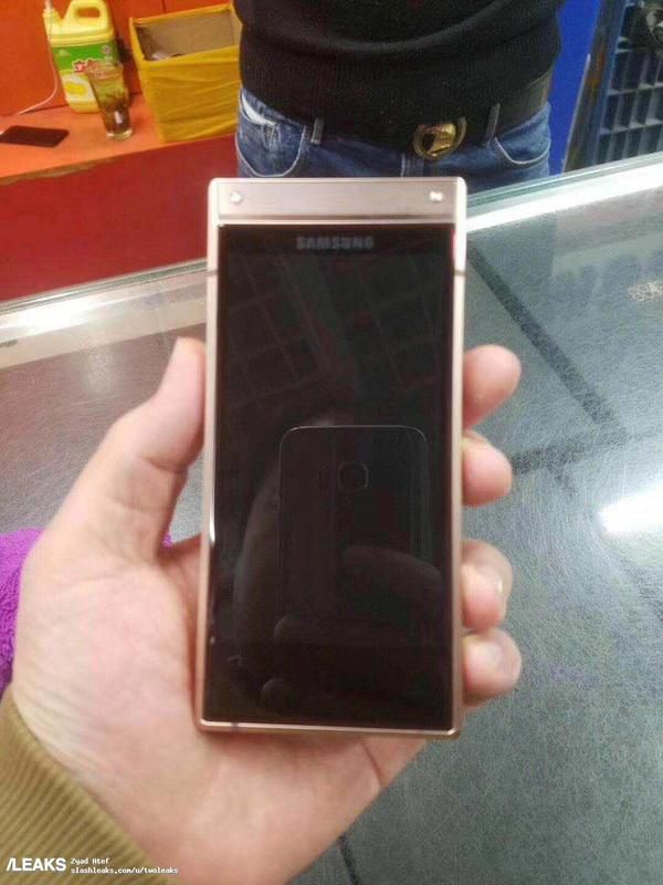 З'явилися фотографії преміальної «розкладачки» Samsung W2019. У Китаї вже потримали в руках і показали з усіх боків люксовий Samsung W2019 за кілька тисяч доларів.